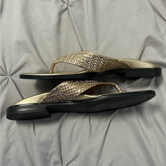 Vionic flip flops - Picture 4 of 7